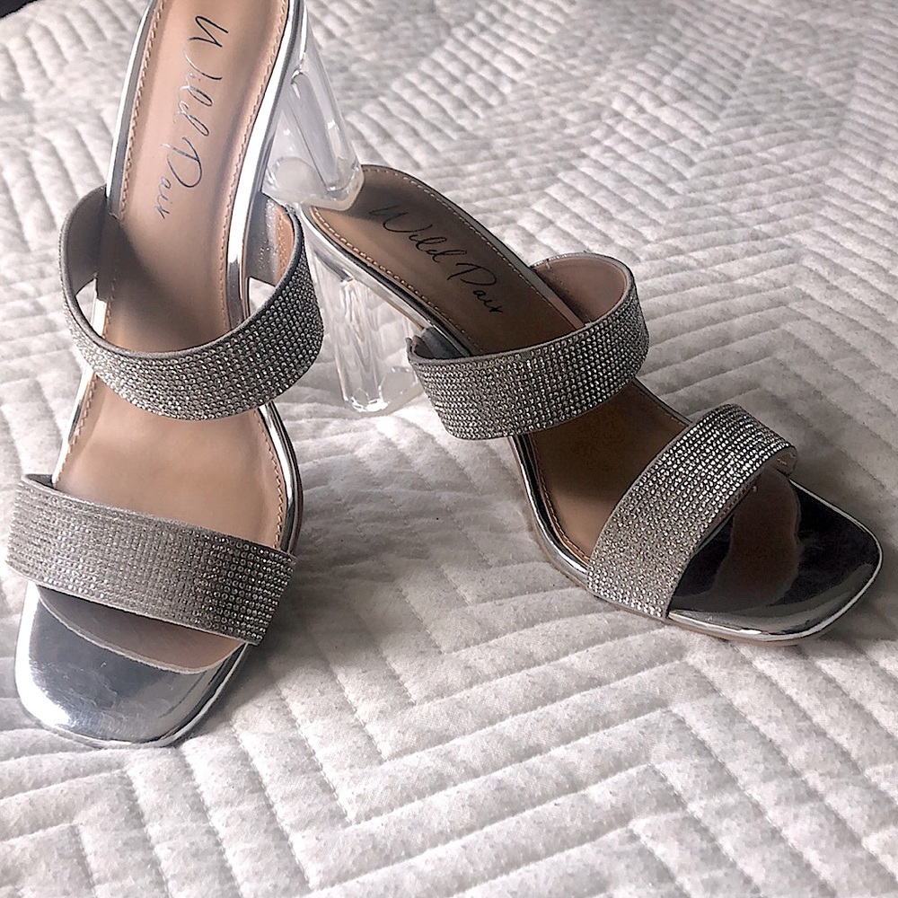 Wild pair rhinestone sandal